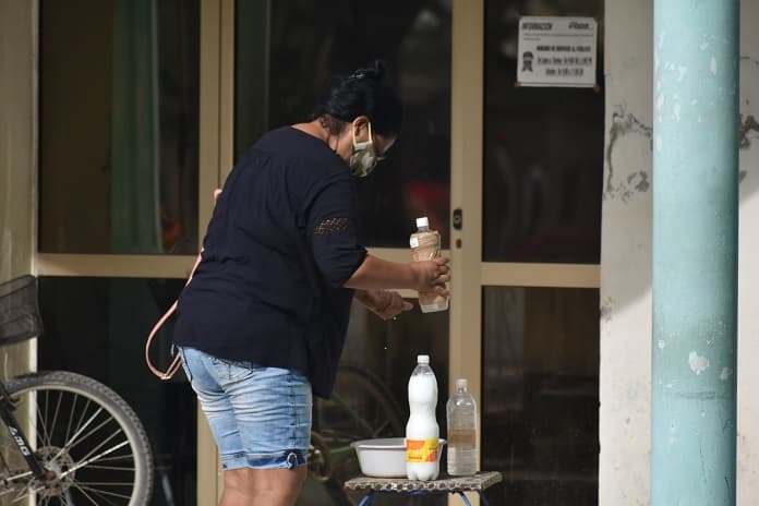 Lavado de las manos antes de entrar a un establecimiento