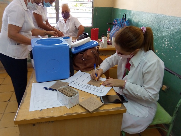 Foto 6 Llenado de carne de vacunacion a los abuelos