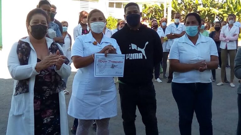 Destacan quehacer de los trabajadores de Salud durante el 2021