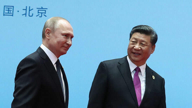 China propone mayor coordinación con Rusia en temas globales