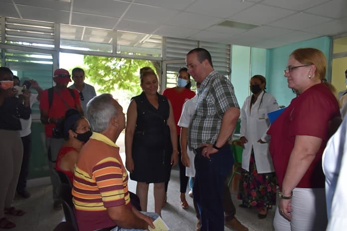 ministro con pacientes esperndo para cuerpo de guardia