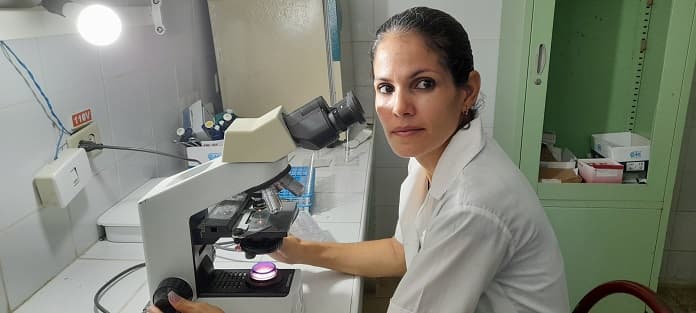 Adiannis y su bichito por la Microbiología