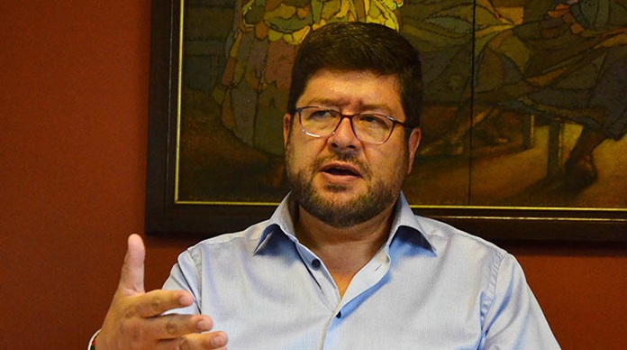 Aflora en Bolivia juego sucio de candidato presidencial